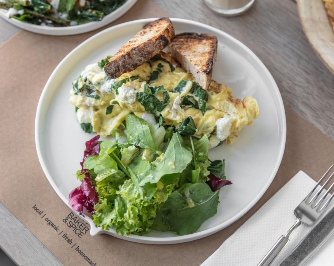Shirvan Hotel City Yard Jeddah Exterior foto Scrambled eggs with spinach and salad