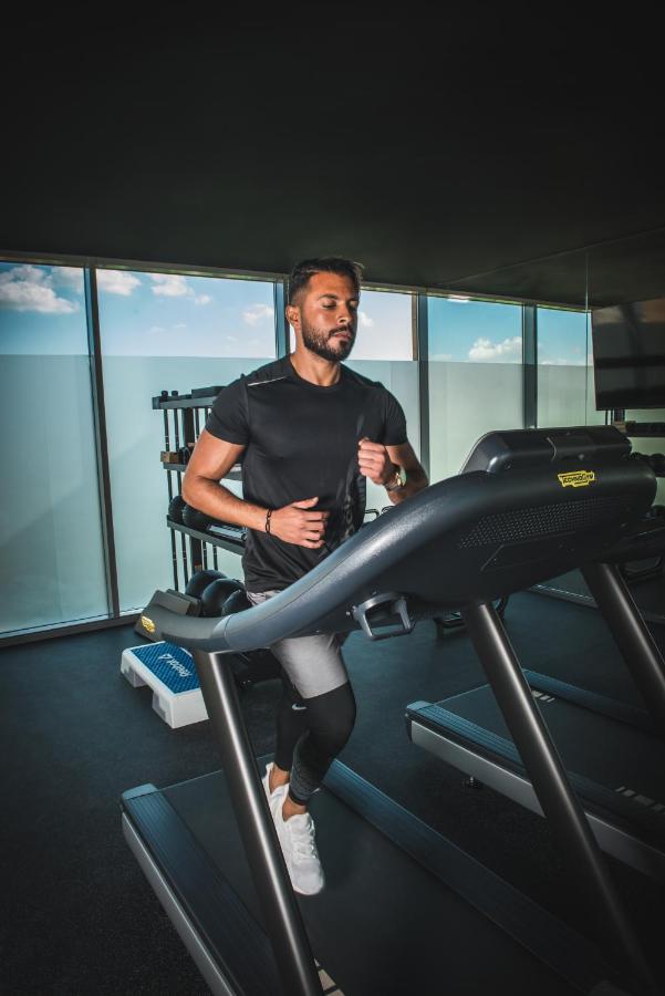 Shirvan Hotel City Yard Jeddah Exterior foto A man on a treadmill