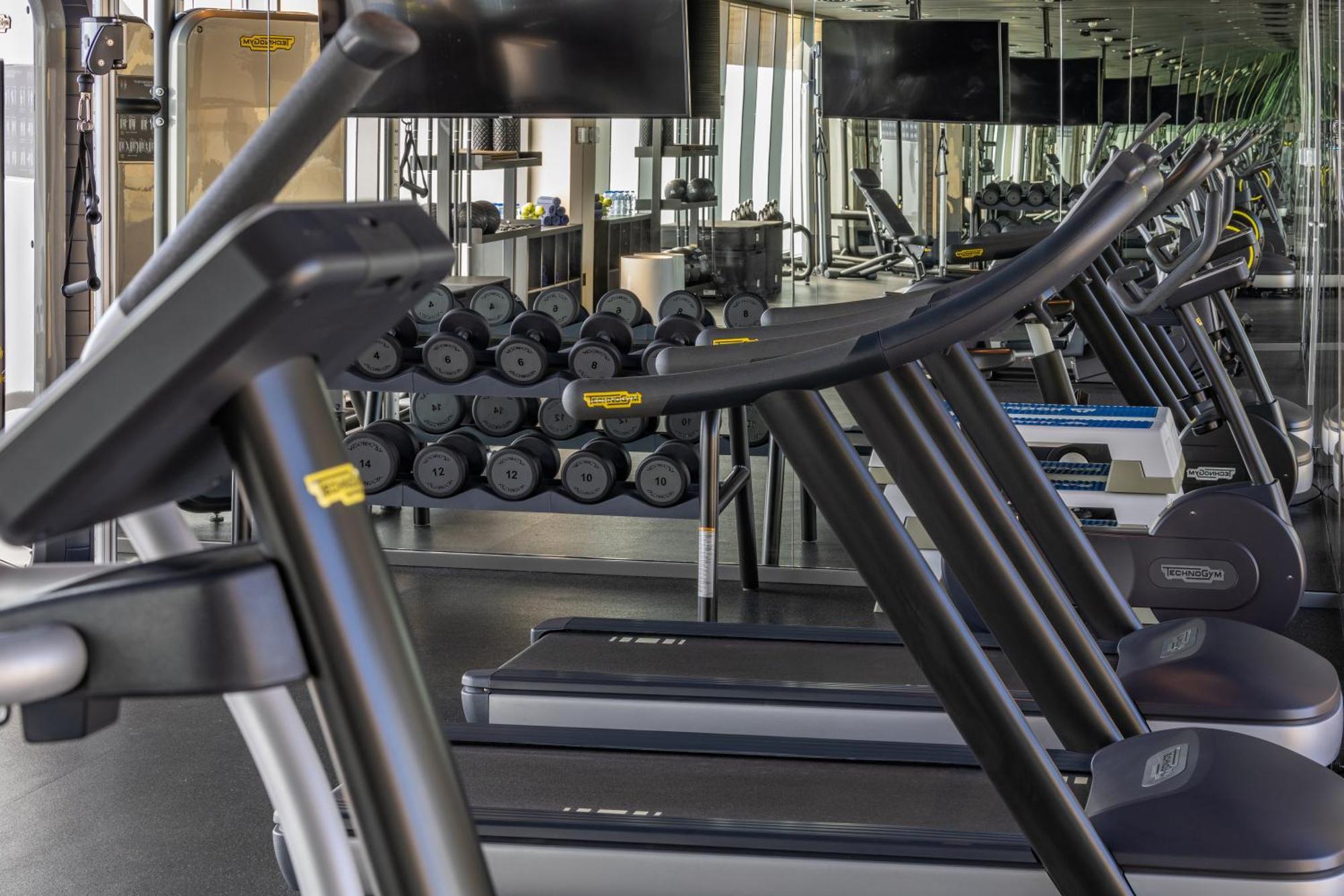 Shirvan Hotel City Yard Jeddah Exterior foto A row of treadmills