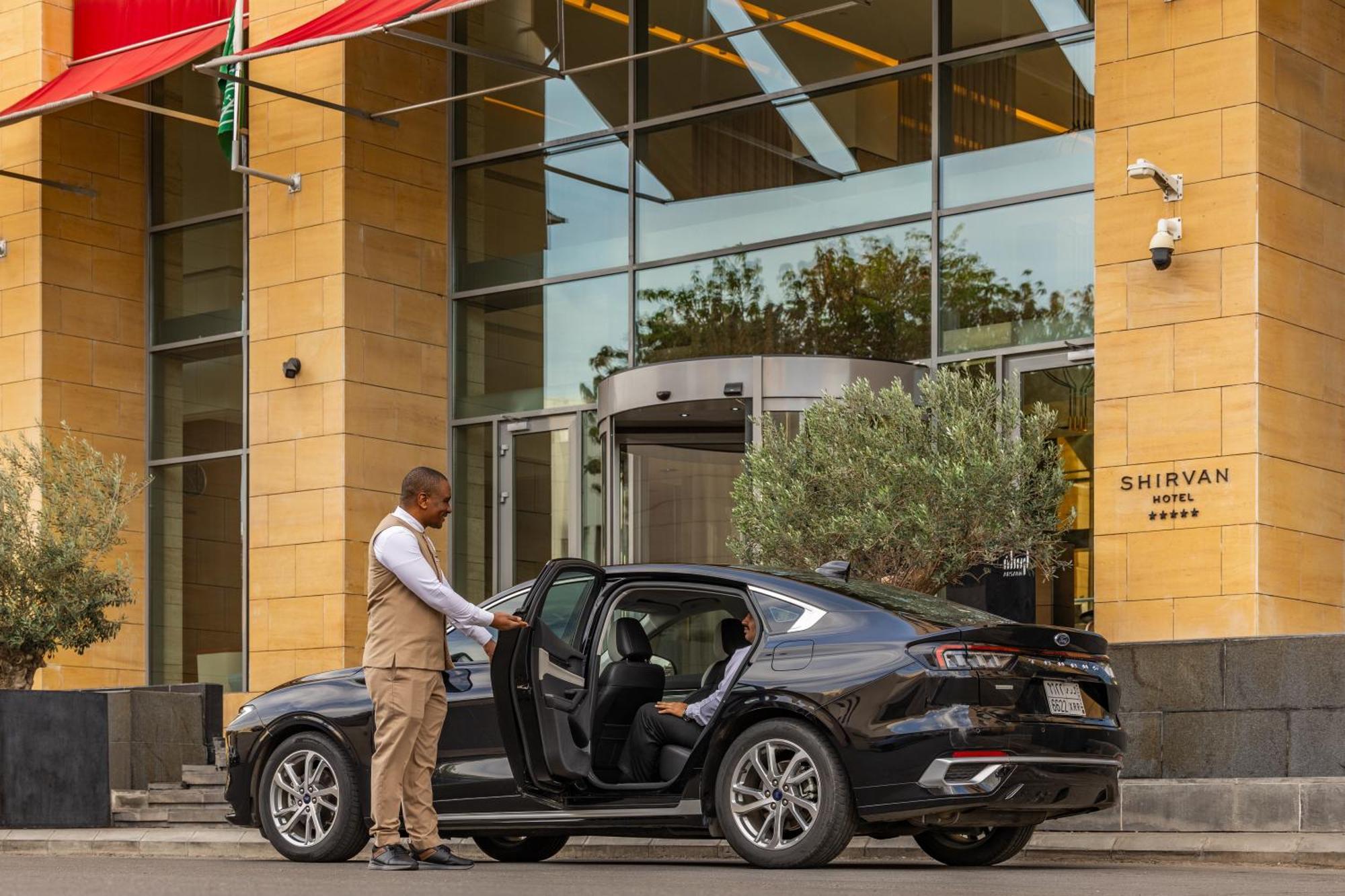 Shirvan Hotel City Yard Jeddah Exterior foto A chauffeur opening the door of a car